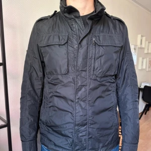 Moncler Field jacka - Skick 8/10, storlek S men passar också M. Självklart autentisk, endast 1899. Väldigt snygg. Modellen är 172 och väger 70 kilo. 