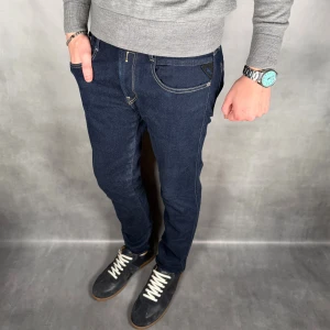 Replay Anbass - - Replay Anbass — Storlek 31/32 — 9/10 - Bra skick utan skavanker — Inkluderat - Jeans — Retail 2000kr — Modellen är 180cm, 65kg