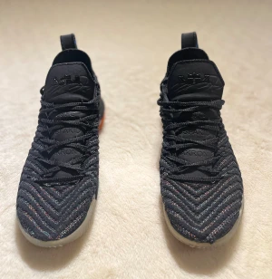 Lebron 16 ”promise” - Säljer ett par Lebron 16 basket skor. Skorna är i storlek 44. Perfekt för att spela basket i