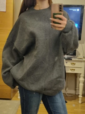 Crewneck, collegetröja, oversized tröja  - Säljer denna oversized tröja då den inte kommer till användning, har använts typ en gång. Passar xs-l, kanske större💗