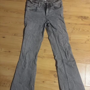 Grå bootcut jeans  - Lager 157s low boot i en tvättad grå färg                      Storlek xs/full lenght                                                          I bra skick💕