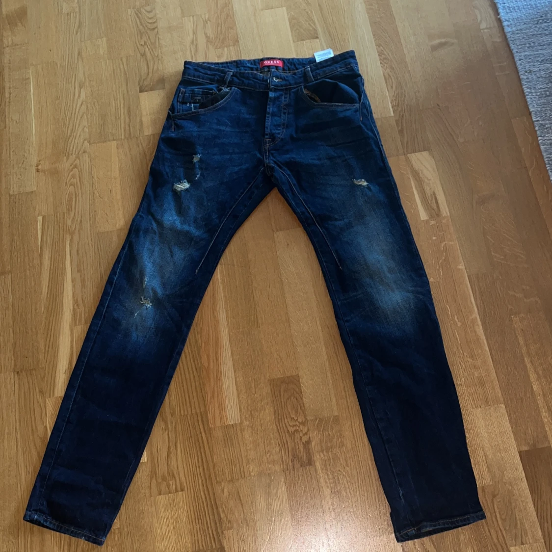 Mörkblå jeans från Guess, storlek 30/32 