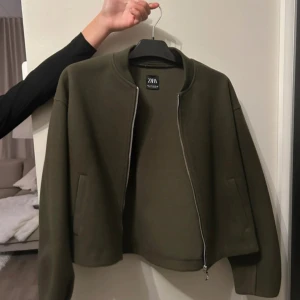 Zara bomberjacka/ kofta - Jätte fin jacka, mer åt croppade hållet.