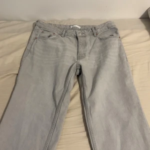 Grå Low straight jeans - helt nya aldrig använt, jätte fina jeans original pris 499;-