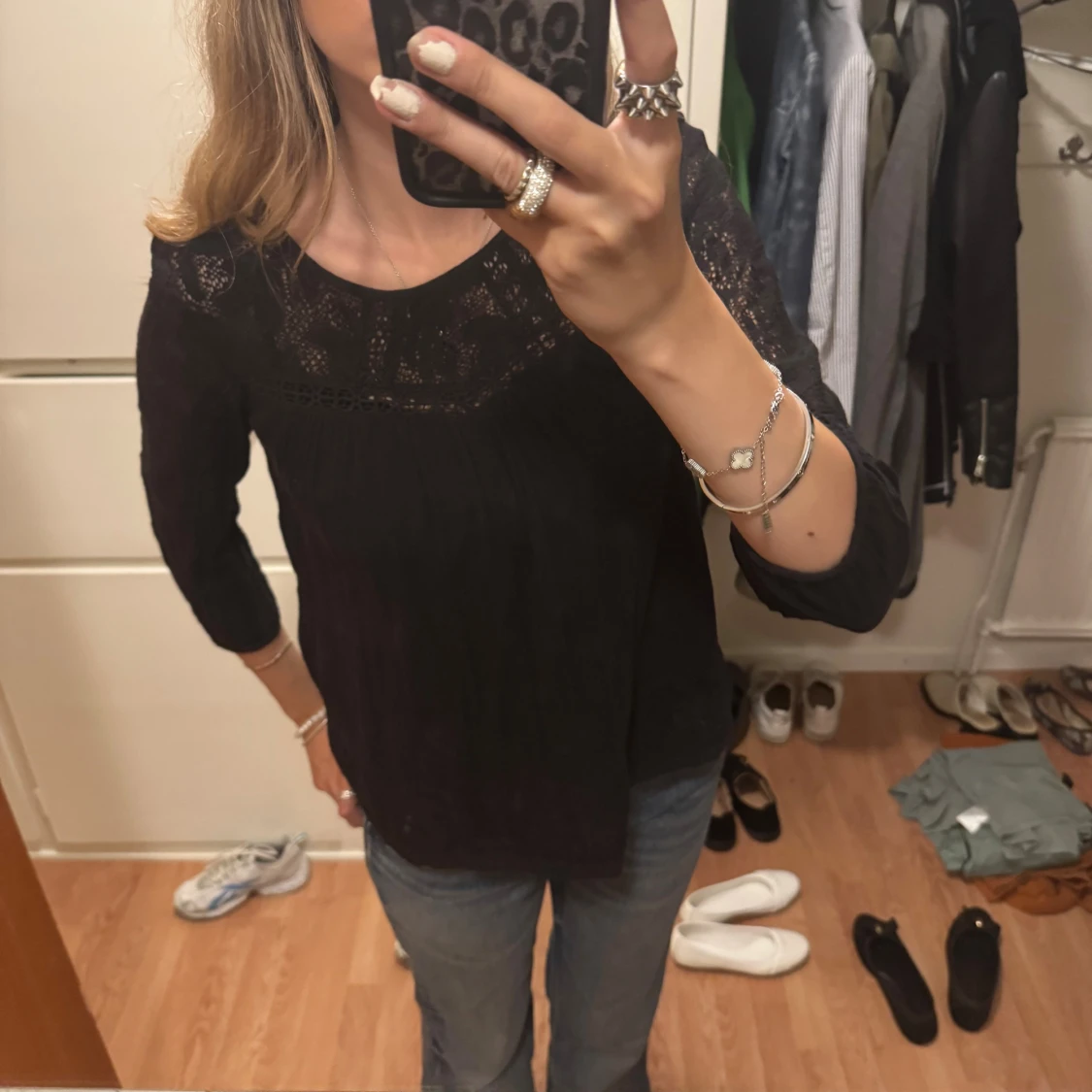 Svart blus med spets från Vila XS