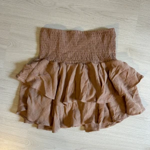 Volang kjol  - Brun/beige volang kjol från shein, bra skick storlek S