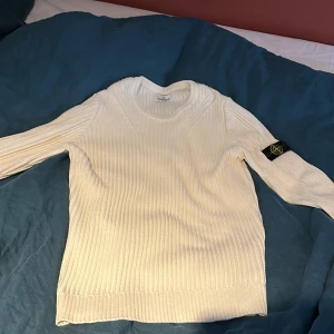 Stone island tröja  - Hej! Jag säljer denna stone island junior tröja då den inte har kommit till användning, nypris ligger runt 3000 mitt pris är 799. Kan tänka mig diskutera priset lite vid en bra och snabb affär!Den är storlek small och är i färgen ben vit.    