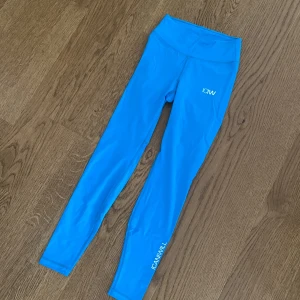 Blå leggings med scrunch från ICANIWILL XS - Snygga blå leggings från ICANIWILL i storlek XS. De är högmidjade och har en tight passform med scrunch-detalj bak. Perfekta för träning och tillverkade i ett stretchigt syntetmaterial. Logga på benet och vid höften. Knappt använd.