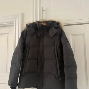 Canada Goose Wyndham - Säljer nu min jacka. Använd 1 vinter. Jackan är GRÅ med Black Label. Storlek M, sitter som M brukar. Jätte fin. Riktigt bra päls🫶🏻
