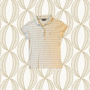 Randig vintage pikétröja  - Supersnygg kortärmad pikétröja från Daily Sports i beige och vitt med tunna horisontella ränder. Köpt från en vintage butik och storlek L men passar fint på mindre storlekar också. Nypris på liknande är ca. 700- 1000kr. Hör av dig om du har några funderingar! 