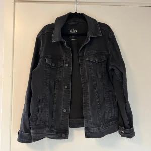 Hollister jacka  - Jättefin svart/grå hollister jacka i storlek S. Bra skick!