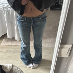 Blåa jeans - Snygga blå jeans köpta secondhand med låg midja och bootcut passform. Jeansen har broderade detaljer på bakfickorna och tvättad look. Skriv vid frågor💕köpta för 599kr