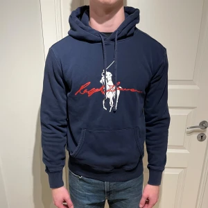 Ralph Lauren Hoodie - Säljer en riktigt skön och eftertraktad Raffe Hoodie! | Mycket fint skick utan defekter! | Ställ gärna frågor innan du köper!