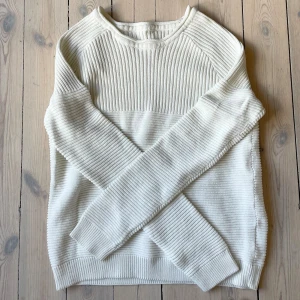 Stickad tröja - Söt vit ribbstickad tröja som tyvärr inte kommit till användning❣️ Skriv vid frågor‼️