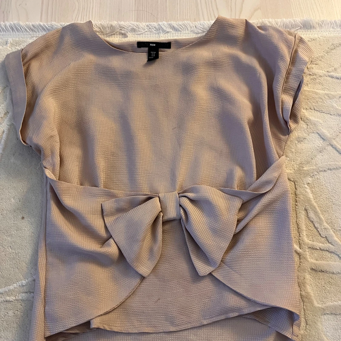 Beige blus med stor rosett från H&M - 1