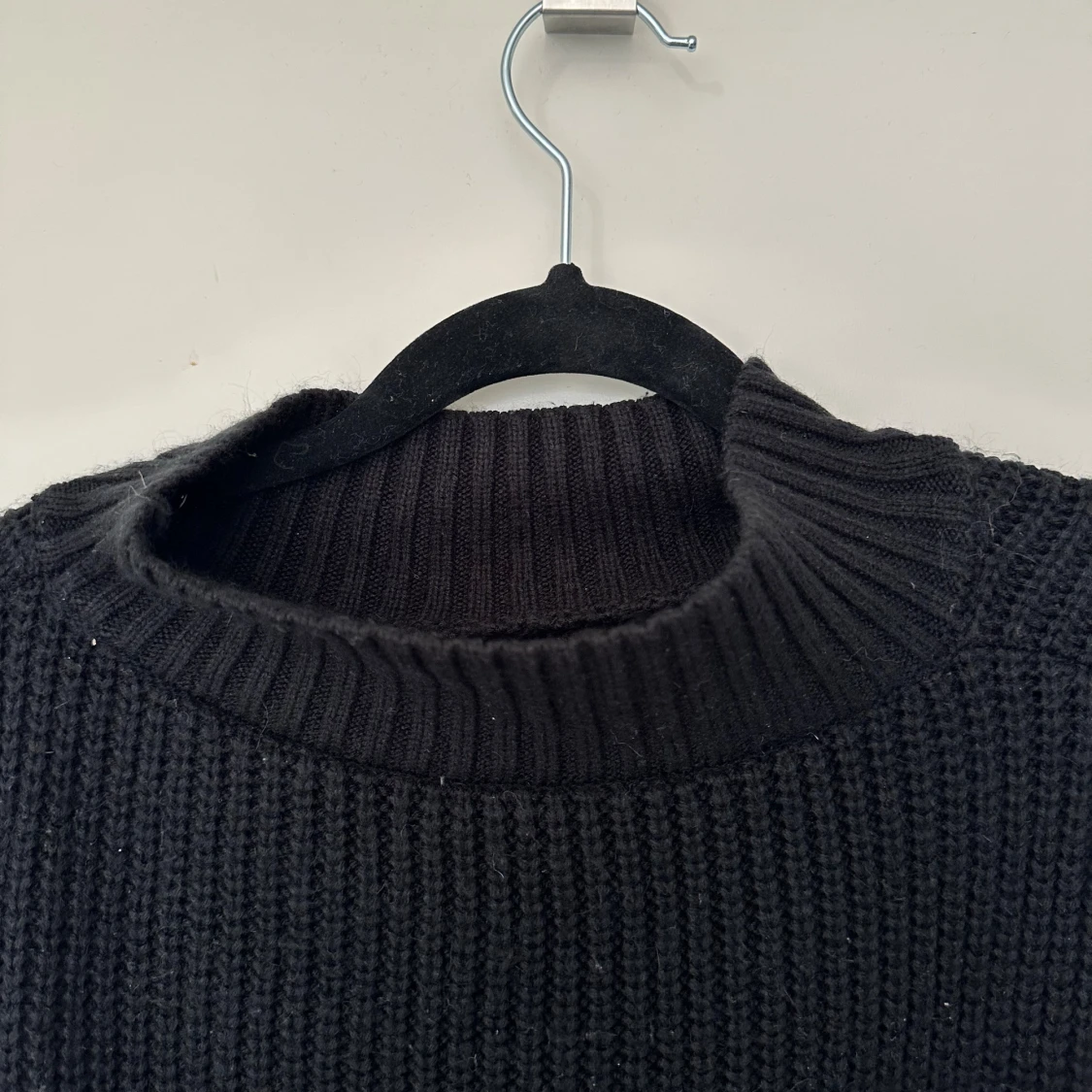 Svart stickad tröja med ribbad krage S-M - 1