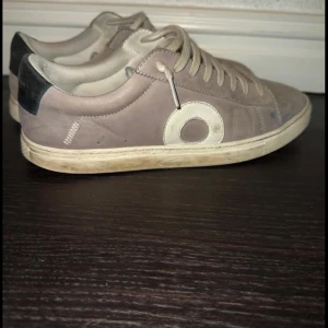 Oliver Cabell 39 - Snygga skor med en grå färgad ton på skorna.  Storleken är 39 och dem är lite använda men knappt. Tyvärr tre små färg fläckar på skon men annars perfekta för dig som gillar en avslappnad stil!