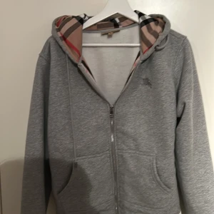Grå burberry hoddie  - Grå burberry hoddie. Aldrig använd. Storlek L.