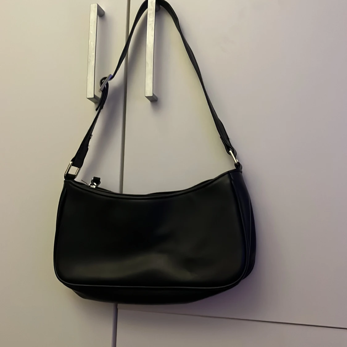 Svart axelväska från Monki - 1