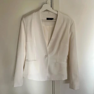 Vit kavaj  - Vit kavaj i mycket bra skick. Inga fläckar! Den är i strl 38 och kommer från Åhléns!