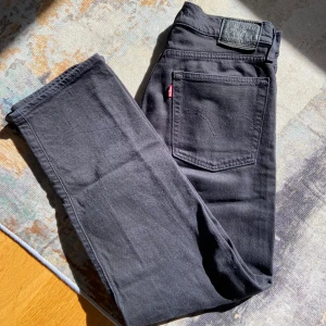 Levi’s jeans - Ett par svarta Levis jeans i bra skick! Säljer då jag tycker de är för korta på mig, är 165. Väldigt stretchiga och sköna att gå i. Straight fit