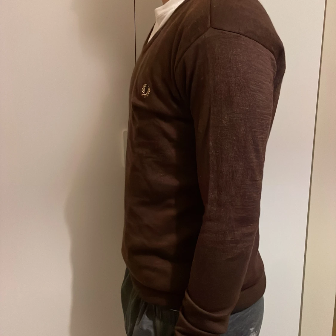 Brun v-ringad tröja från Fred Perry   - 4