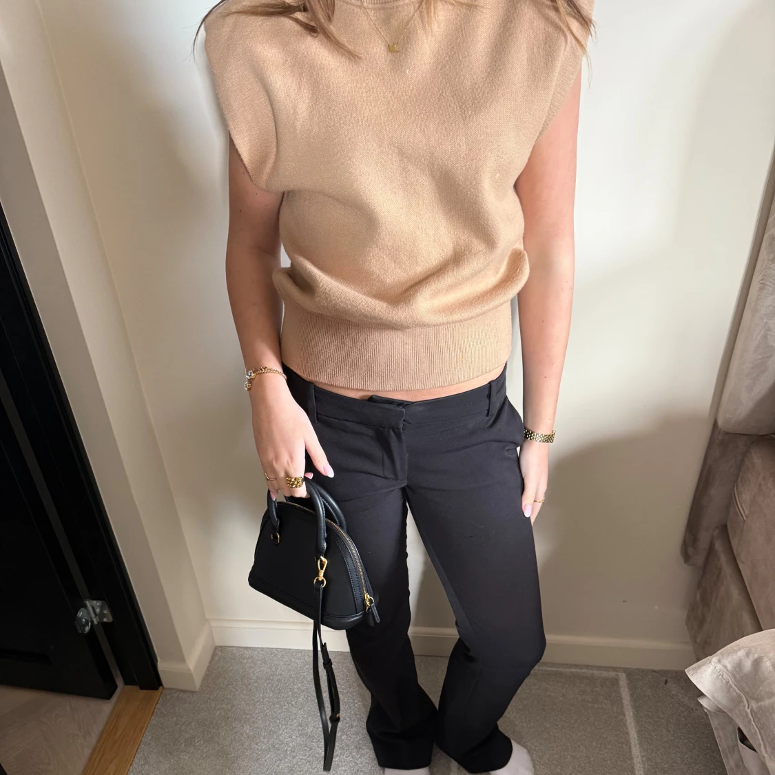 Beige stickad väst med breda axlar