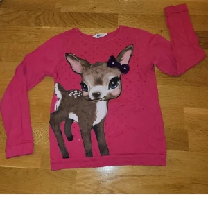 Topp - Söt topp från H&M i storlek 122/128. 