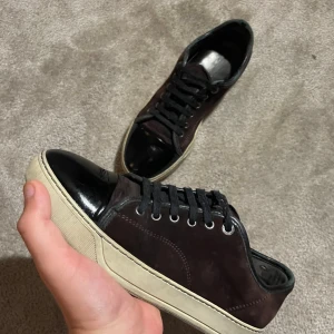 Lanvin  -  Säljer dessa otroligt feta Lanvin skor med glans 9/10 skick. Storlek: uk 6 fits 40-41 Pris är diskuterbart ✅ Bara att höra av dig vid frågor! 5/5 reviews här på Plick ⭐ Fraktar samma dag 📦