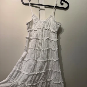 Vit somrig klänning från Gina Tricot - Superfin vit klänning från Gina Tricot i storlek 34. Klänningen har tunna axelband och passar perfekt till stora och små tillställningar                          ALDRIG ANVÄNT!!!!!!                                           Skriv för mer bilder och frågor så svarar jag så fort jag kan pris går altid att diskuteras💕💕