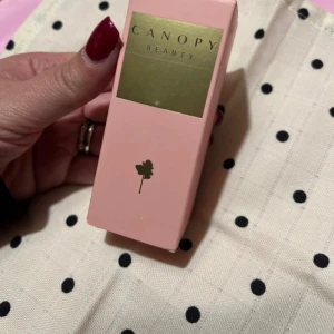 Canopy Beauty primer rosa förpackning - Säljer en hyalunoric face mask från Canopy Beauty i en snygg rosa förpackning med gulddetaljer och en liten träd-ikon. Perfekt bas för smink och ger en jämn finish. Passar dig som vill ha en fräsch look hela dagen.