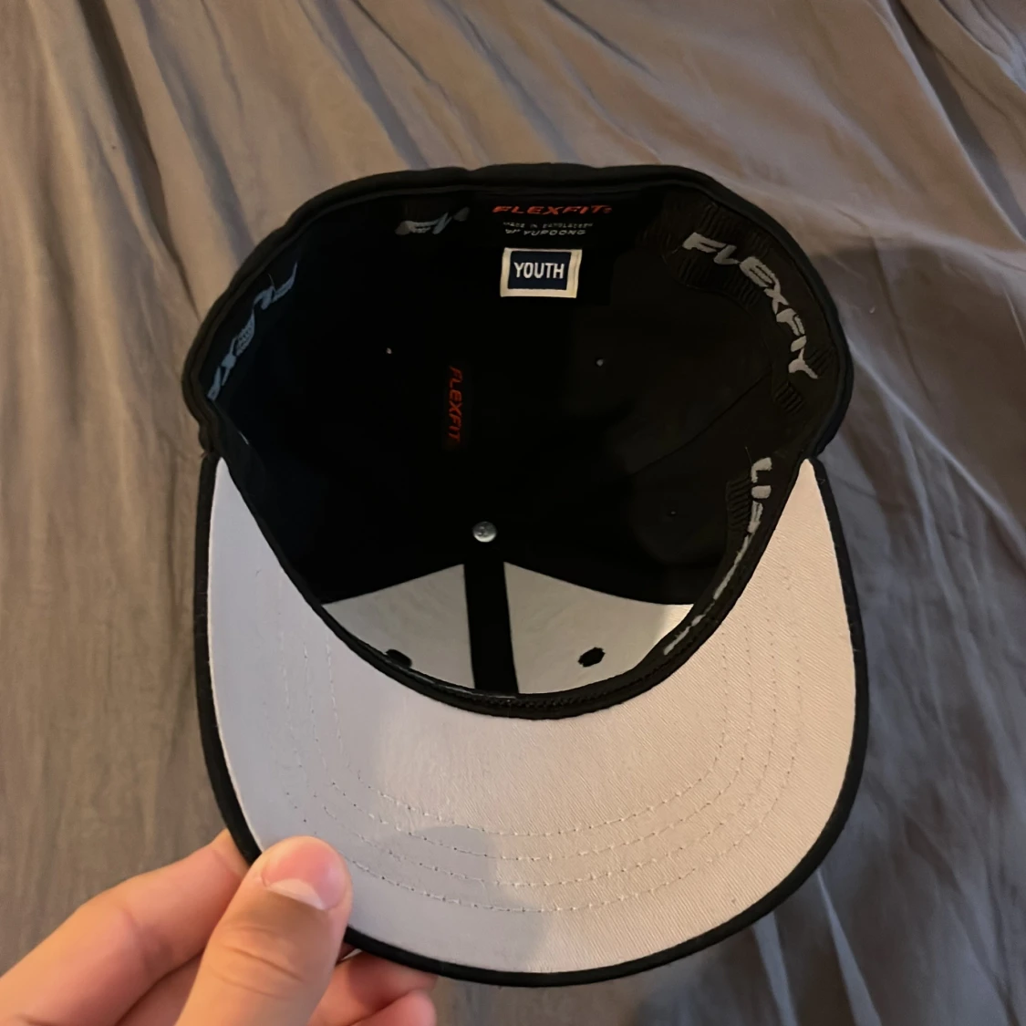 Svart keps från Flexfit Youth.  - 2