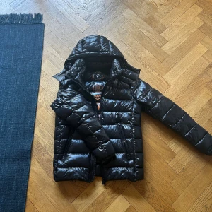 Save The Duck vinterjacka - Säljer en svart, glansig pufferjacka från Save The Duck som är rare. Den är i ett mycket bra skick och bara använd lite en vinter. Den klara runt -15 grader. Vid fler frågor och bud är det bara ty kontakta mig.