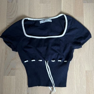 Blå topp - Snygg blå topp, elegant och gullig med vit snörning runt om🫶