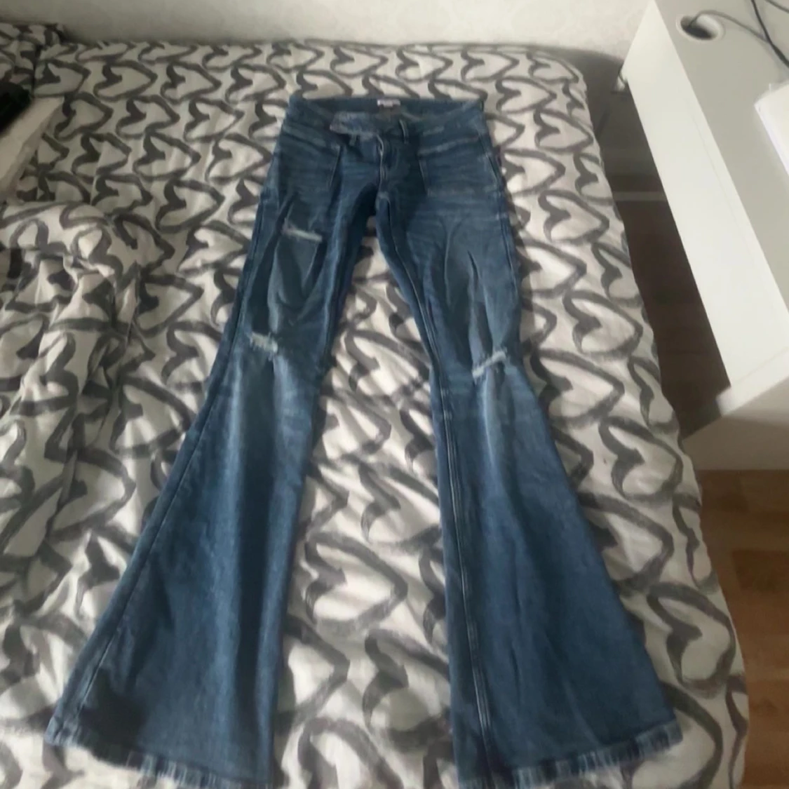 Blå bootcut jeans med slitningar - 1