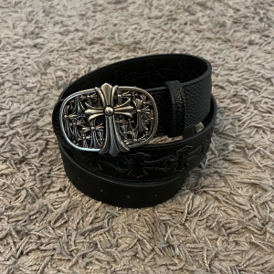CHROME HEARTS SKÄRP - hej, säljer detta skärp ifrån chrome hearts, det är broderade läder kors runt om skärpet. Det är i riktigt bra kvalité så det är bara att höra av dig vid fler frågor. (Passar från 76-98,5cm)