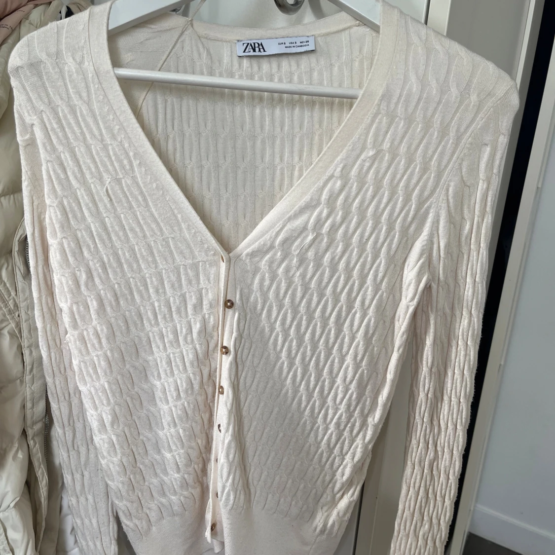 Beige kofta med knappar från Zara