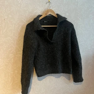 Mörkgrå stickad tröja Gina Tricot - mörkgrå stickad tröja från Gina Tricot i storlek S. Lite nopprig men i övrigt fint skick