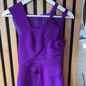 Fest klänning - Superfin klänning från Karen Miller. Endast använd en gång så i superfint skick. Köpt för 2700kr