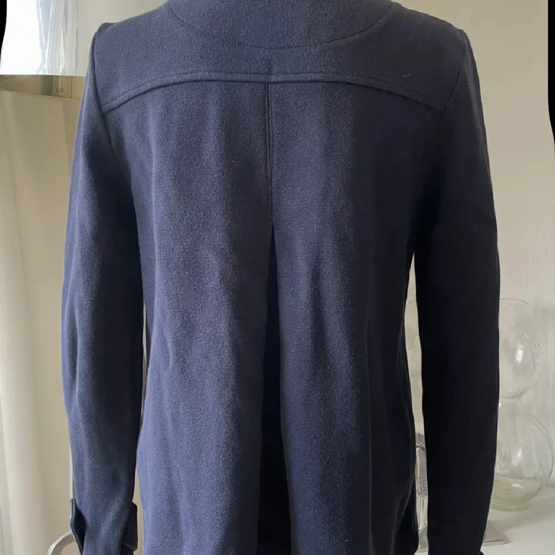 Mörkblå skepparkavaj med guldknappar - 2