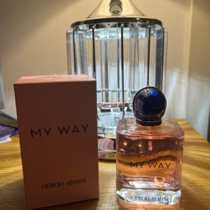 Giorgio Armani My Way EdP 90ml - Upptäck My Way från Giorgio Armani – en elegant parfym i en snygg flaska. Volym: 90 ml. Flaskan är påfyllningsbar, vilket gör den både smart och hållbar. Tillverkad i Frankrike.