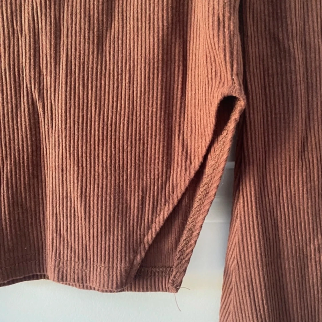Brun ribbad topp med utsvängda ärmar - 3