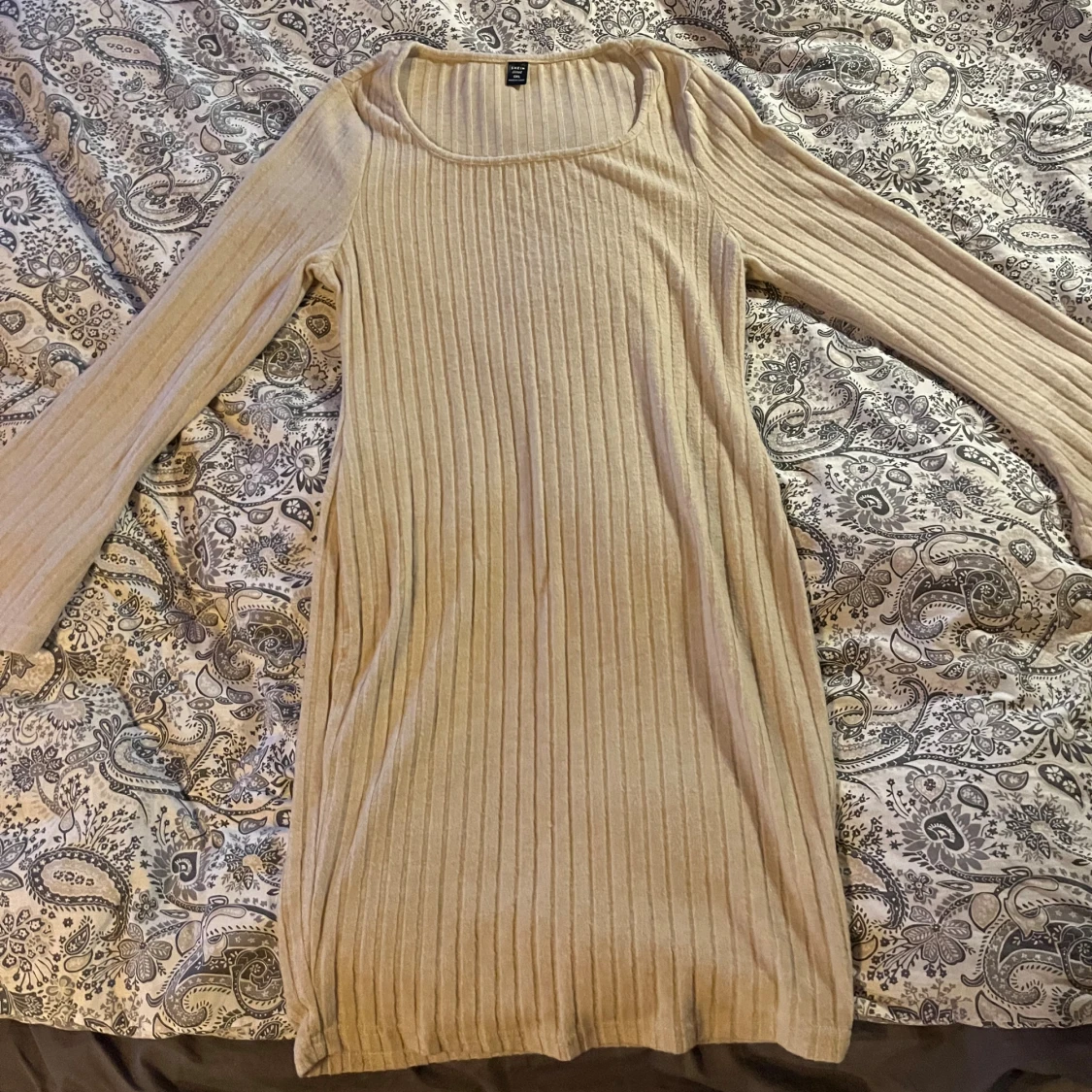 Beige ribbad klänning  - 2