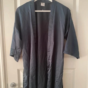 Mörkgrön morgonrock - Passar även någon i XS. Färgen syns inte så tydligt på bild då den är i en lite mer lyxig mörk grön färg.