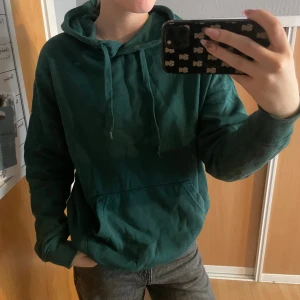 Grön hoodie  - Mysig mörkgrön hoodie! Knappt använd! Lite oversized! 