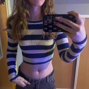 Randig croppad långärmad topp - Säljer en croppad långärmad topp från med breda marinblå och vita ränder. Det är barn storlek 150 men passar xs-s! Knappt använd. 