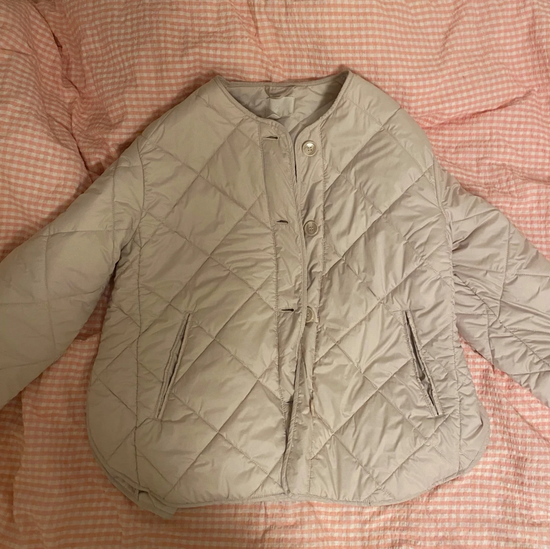 Beige quiltad jacka med knappar
