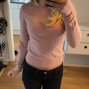 Tröja med knappar - Rosa finstickad tröja med silvriga knappar på axeln