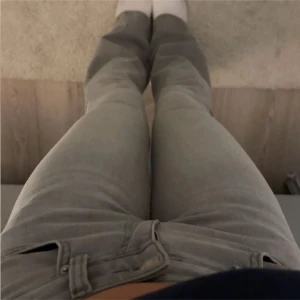 Gråa jeans - supersnygga ljusgråa jeans från lager 157 i storlek xxs full length. använda väldigt fåtal gånger!