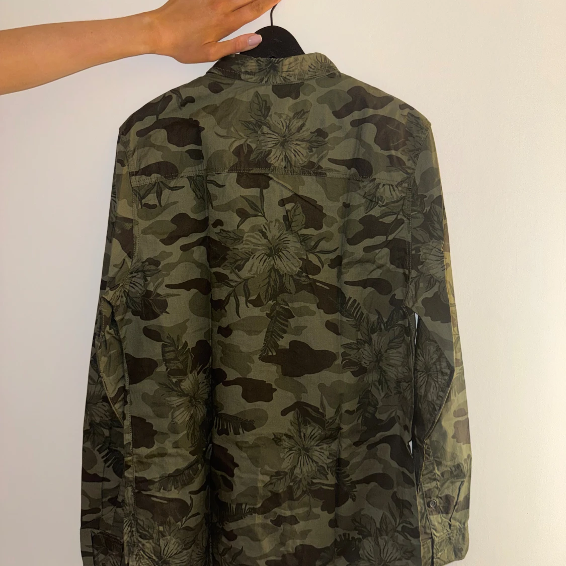 Grön camo skjorta från H&M, stl M - 1